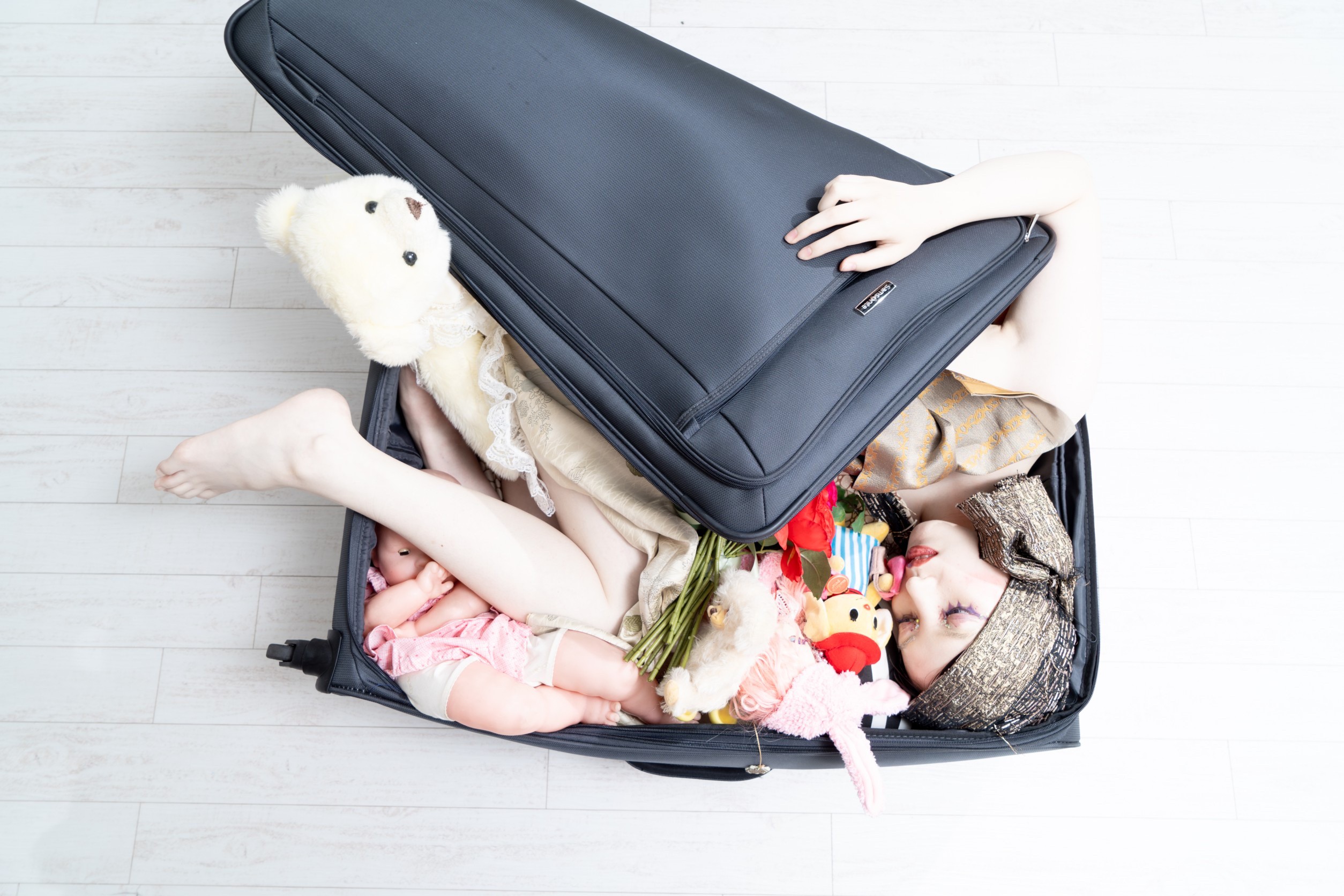 スーツケース女